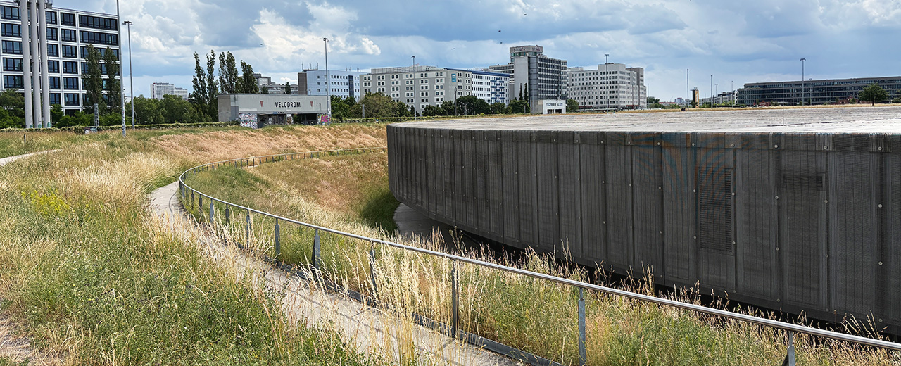 © Velomax Hallendach Velodrom mit Wiese.